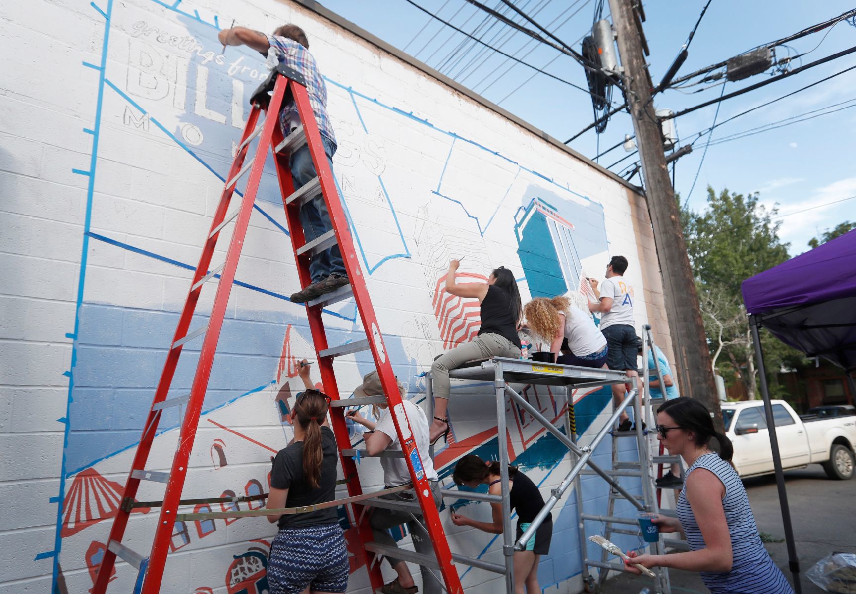 New mural on Pub Station building
